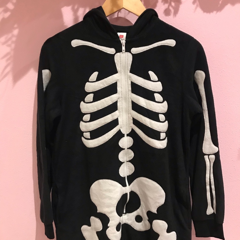 cozy skeleton onesie 🤍🖤